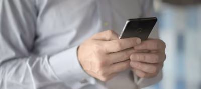 Teléfono móvil mostrando la aplicación de mensajería Telegram con una conversación abierta
