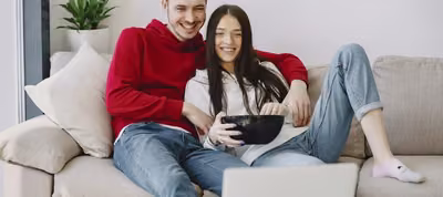 Interfaz de Plex mostrando una biblioteca de películas con portadas y sinopsis en la pantalla de un televisor