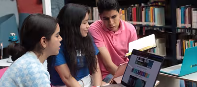Jóvenes en una clase de escuela dominical participando en una dinámica de grupos