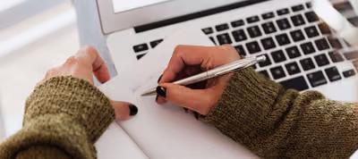 Pantalla de LanguageTool marcando errores de ortografía y gramática en un texto en español