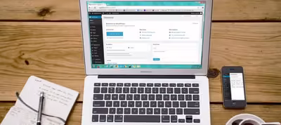 Editor minimalista de Ghost mostrando la redacción de una publicación de blog