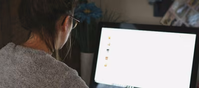 Editor de Easelly mostrando una plantilla de infografía con iconos y bloques de texto