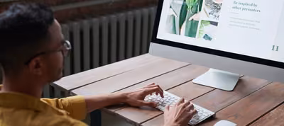 Editor de Piktochart mostrando una plantilla de infografía educativa con elementos arrastrables