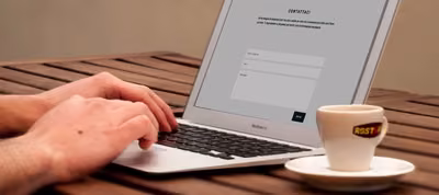 Editor de Mailchimp mostrando la plantilla de un boletín para el ministerio juvenil