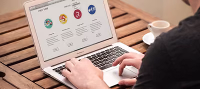 Editor visual de una página web con bloques de contenido que se arrastran y se sueltan para armar el sitio