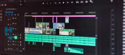Editor online de Wideo con una línea de tiempo y escenas de una animación en construcción