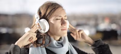 Líder de jóvenes escuchando un audiolibro mientras viaja en transporte público