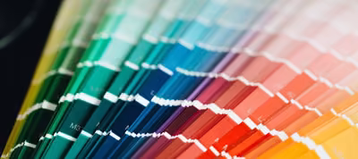 Muestra de paletas de colores de Design Seeds extraídas de fotografías, con sus códigos de color
