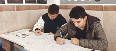 Comparación visual entre una clase tradicional con filas de pupitres y una clase moderna con estudiantes en círculo participando