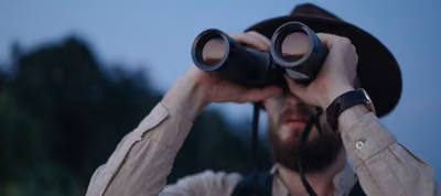 Líder de jóvenes mirando el horizonte junto a su grupo de adolescentes