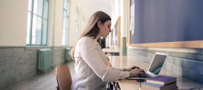Línea de tiempo de la educación virtual desde los cursos por correspondencia hasta las plataformas en línea