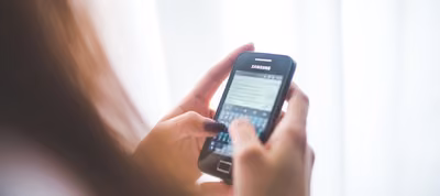 Aplicación LINE en un teléfono mostrando una conversación con llamadas y mensajes