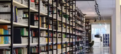 Libros de gramática y lengua española abiertos sobre un escritorio con un cuaderno de práctica