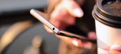 Aplicación de mensajería WeChat en un teléfono móvil, con la pestaña de momentos y conversaciones abiertas