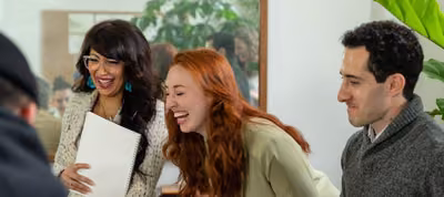 Jóvenes reunidos en un círculo conversando, con un líder del ministerio juvenil acompañándolos