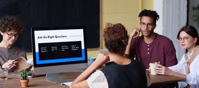 Presentación de Prezi con elementos en un lienzo amplio, mostrando el efecto de zoom entre ideas