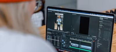 Editor de ScreenPal mostrando los controles de grabación de pantalla, micrófono y webcam en una computadora