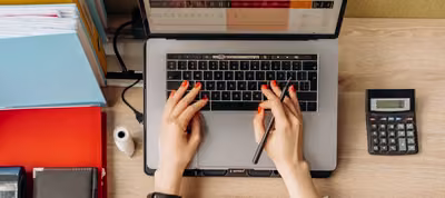 Interfaz de WPS Office mostrando el editor de textos Writer junto a los íconos de hojas de cálculo y presentaciones