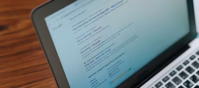 Pantalla de Google con una búsqueda avanzada usando comillas y operadores de búsqueda