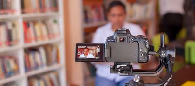 Comunidad cristiana interactuando en redes sociales y grupos en línea para el estudio de la Biblia