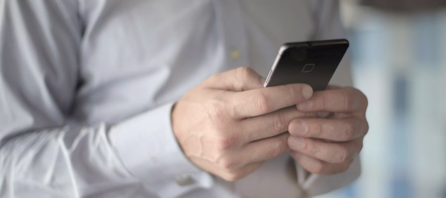 Teléfono móvil mostrando la aplicación de mensajería Telegram con una conversación abierta