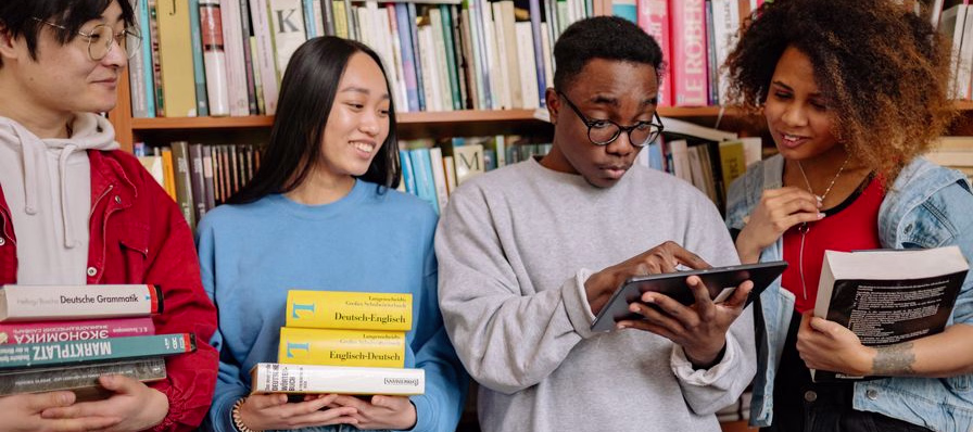 Interfaz de Duolingo mostrando una lección de idiomas con opciones de respuesta