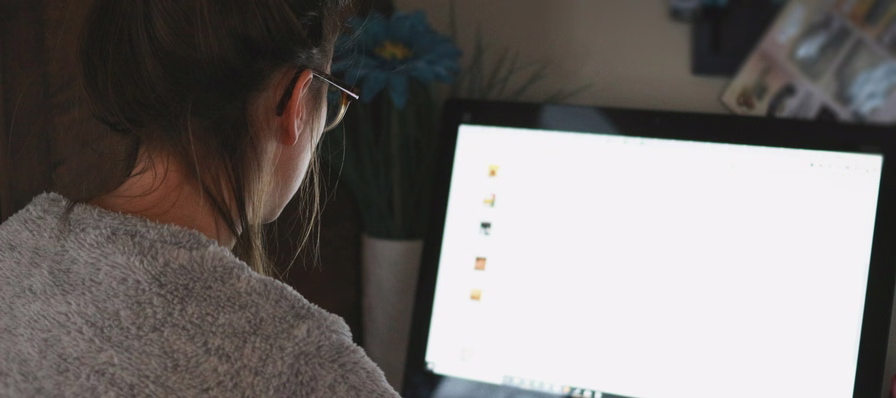 Editor de Easelly mostrando una plantilla de infografía con iconos y bloques de texto
