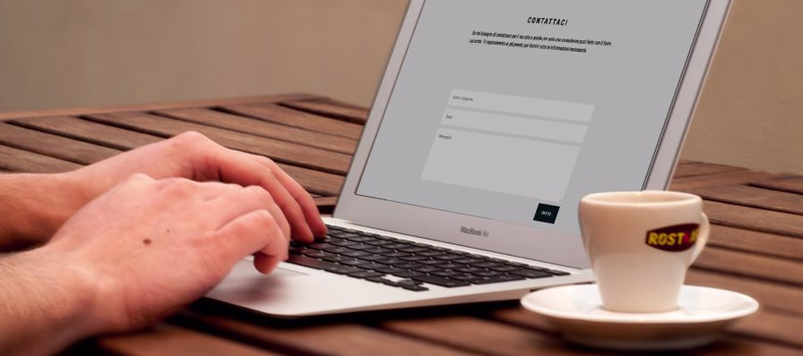 Editor de Mailchimp mostrando la plantilla de un boletín para el ministerio juvenil