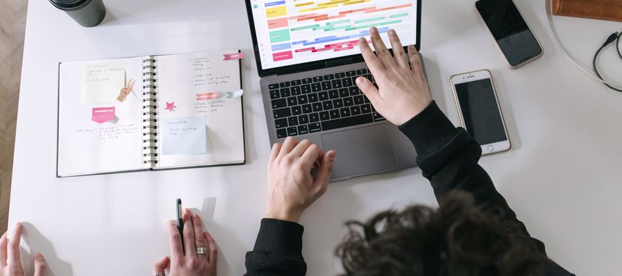 Tablero de Trello con columnas de tareas pendientes, en proceso y terminadas
