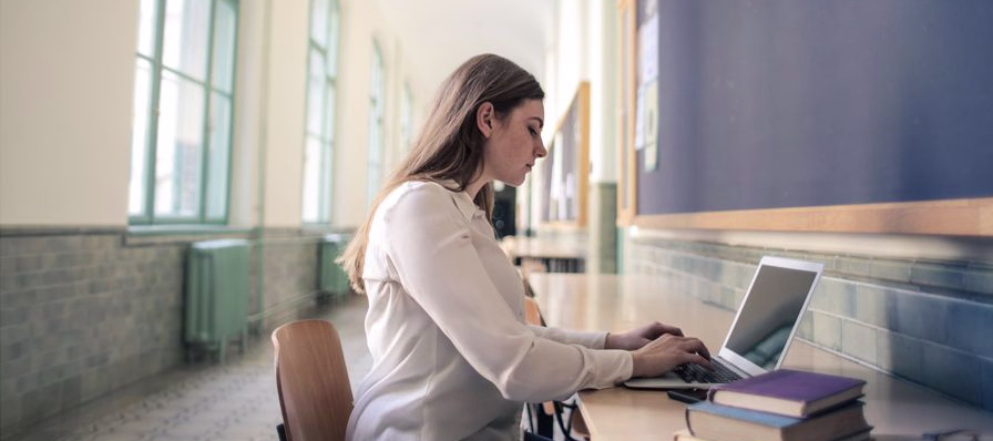 Línea de tiempo de la educación virtual desde los cursos por correspondencia hasta las plataformas en línea