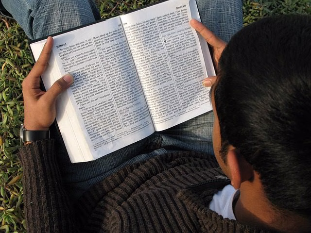 Leer la Biblia en un año ¡Una guía definitiva para 2026!