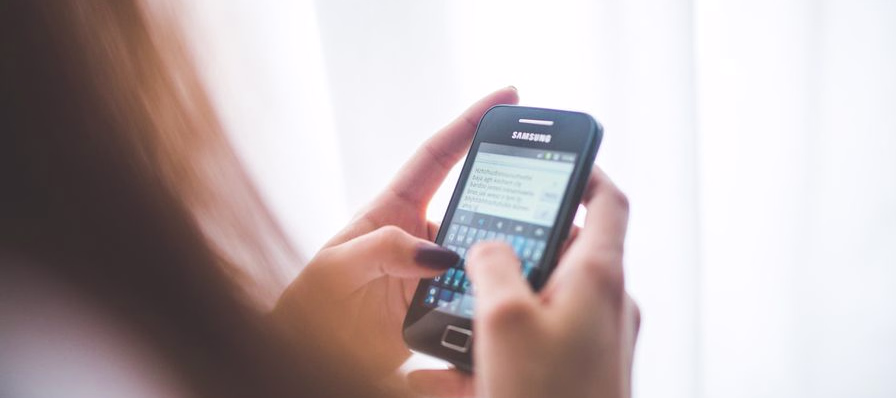 Aplicación LINE en un teléfono mostrando una conversación con llamadas y mensajes