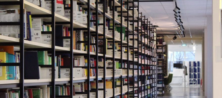Libros de gramática y lengua española abiertos sobre un escritorio con un cuaderno de práctica