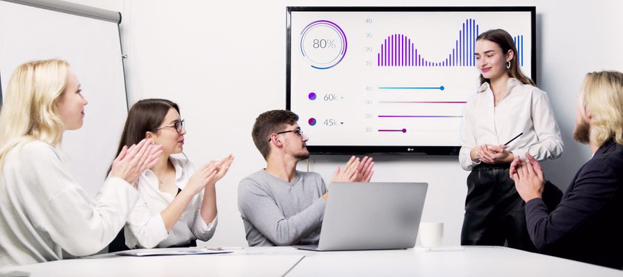 Maestro revisando comentarios bíblicos y diccionarios para preparar el material de su clase