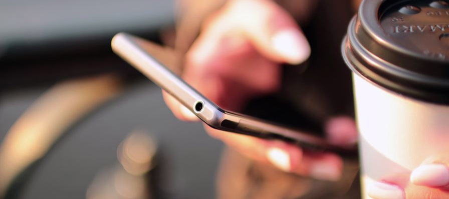 Aplicación de mensajería WeChat en un teléfono móvil, con la pestaña de momentos y conversaciones abiertas
