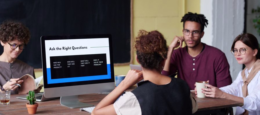 Presentación de Prezi con elementos en un lienzo amplio, mostrando el efecto de zoom entre ideas