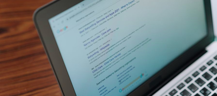 Pantalla de Google con una búsqueda avanzada usando comillas y operadores de búsqueda