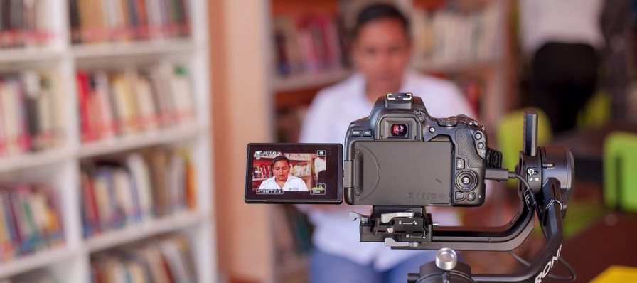 Comunidad cristiana interactuando en redes sociales y grupos en línea para el estudio de la Biblia